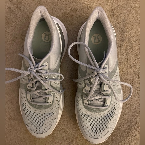 Like New Lululemon Blissfeel Run - Women - Picture 4 of 7